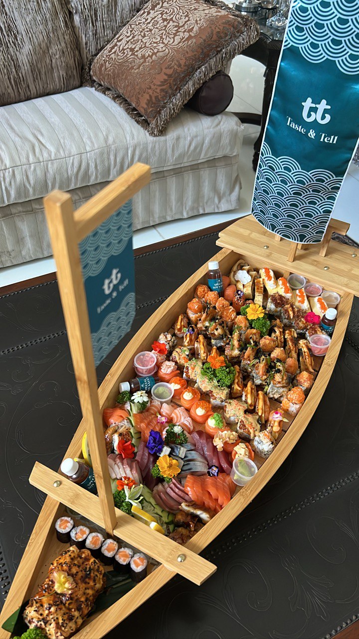 Premium Boat Set B with Assorted Sashimi (8-10 pax)
